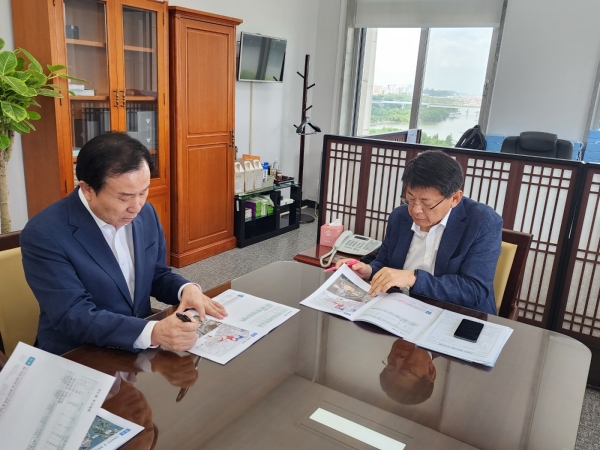 ▲박홍률 목포시장이 서삼석 국회예결위원장을 만나 현안사업에 대한 국비지원을 건의했다.(사진제공=목포시)
