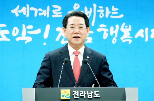 ▲김영록 전라남도지사가 27일 도청 브리핑룸에서 2023년 송년 기자간담회를 갖고 2023년 주요 성과와 2024년 도정방향을 발표하고 있다.(사진제공=전라남도)