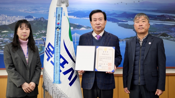 ▲목포시가 2023년 비상대비훈련 유공 평가에서 국무총리상을 수상했다.(사진 왼쪽부터 신현희 민방위팀장, 박홍률 목포시장, 오병주 안전총괄과장 .사진제공=목포시)