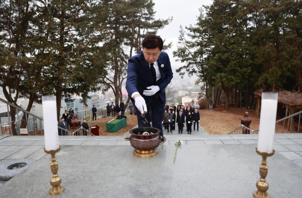 ▲성군은 2일 2024년 갑진년(甲辰年) 새해를 맞아 보성현충탑 참배로 희망찬 군정을 시작했다.(사진제공=보성군)