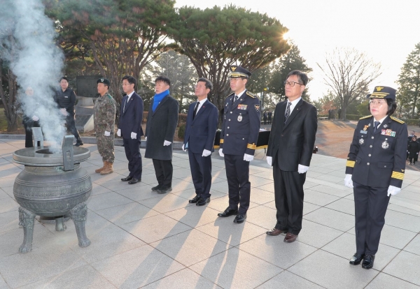 △광양시는 갑진년 새해를 맞아 2일 중마동 소재 현충탑에서 참배를 시작으로 2024년을 힘차게 출발했다.(사진제공=광양시)