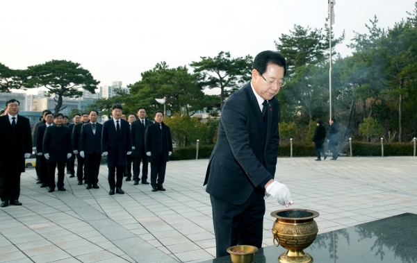 ▲2일 갑진년 새해를 맞아 김영록 전라남도지사를 비롯한 전남도청 실국장 등 관계자들이 목포 현충공원을 찾아 참배하고 있다.(사진제공=전라남도)