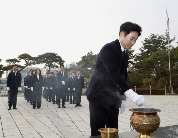 ▲시무식에 앞서 간부들이 목포 부흥산 현충탑 참배를 하고 있다.(사진제공=전라남도교육청)