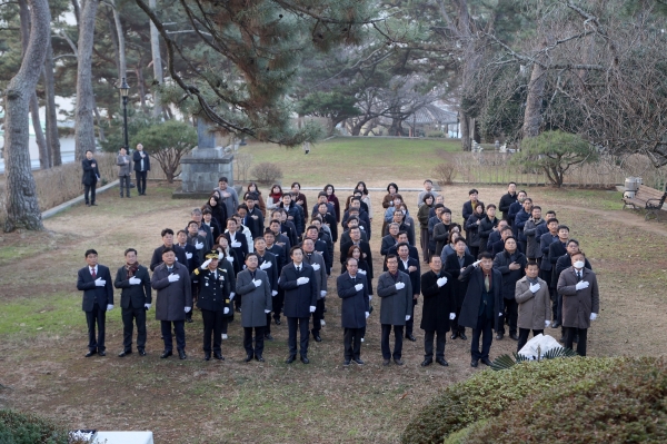 ▲우승희 영암군수가 2일 영암공원 충혼탑광장에서 보훈단체장, 기관사회단체장, 군 공직자들과 신년 참배로 2024년 새해 업무를 시작했다.(사진제공=영암군)