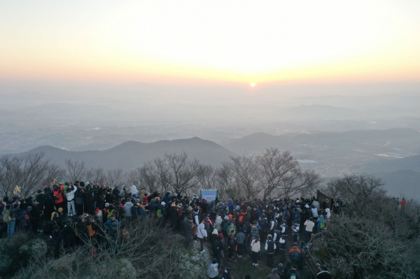 ▲영광군은 갑진년(甲辰年) 새해를 맞아 2024년 1월 1일 영광의 대표 명산인 불갑산에서 ‘2024 영광 불갑산 해맞이 행사’를 개최했다.(사진제공=영광군)