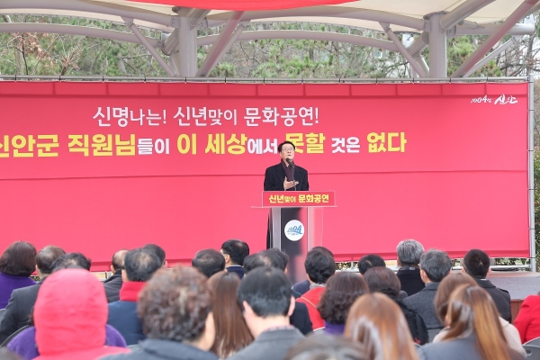 ▲지난 2일 압해읍 1004섬 분재정원에서 열린 시무식에서 박우량 신안군수가 신년사를 하고 있다.(사진제공=신안군)