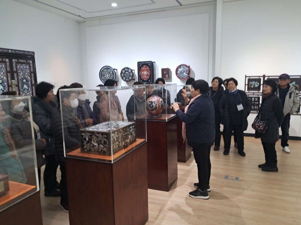 ▲목포시가 2월 말까지 진행 중인 나전칠기 전시에 관람객이 몰리고 있다.(사진제공=목포시)