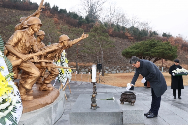 ▲구례군은 1월 2일 갑진년 새해를 맞아 현충탑 참배를 시작으로 새해 업무에 들어갔다.(사진제공=구례군)