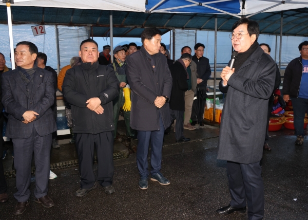 ▲장흥군는 지난 3일 장흥군수협 주관으로 2024년 갑진년 초매식 및 풍어제를 개최했다.(사진제공=장흥군)