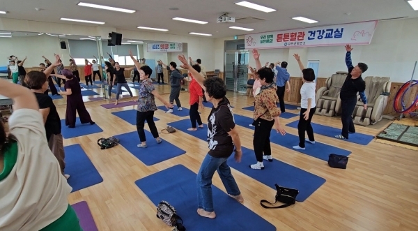 ▲심뇌혈관질환 예방을 위해 전문강사가 만성질환자를 대상으로 운동 수업을 진행하고 있다.(사진제공=강진군)