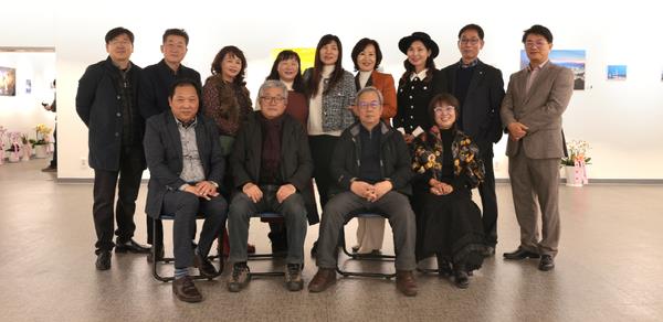 ▲사진여행 회원들이 6일 부터 11일까지 순천문화예술회관에서 ‘소중한 날의 특별한 초대’라는 주제로 세번째 그룹전을 열고 있다.(사진=사진여행)