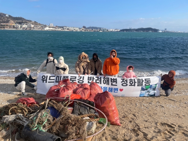 ▲목포시 마을공동체 ‘위드미플로깅’이 새해를 맞아 첫 활동에 나섰다.(사진제공=목포시)