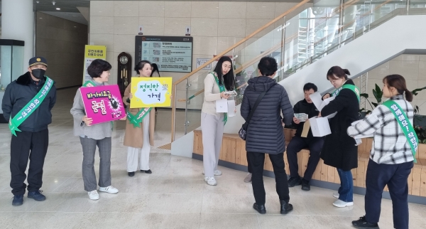 ▲강진군 축제마케팅추진단 직원들이 10일 강진아트홀에서 일반음식점 영업주들을 대상으로 바가지 요금 근절 캠페인을 펼치고 있다.(사진제공=강진군)