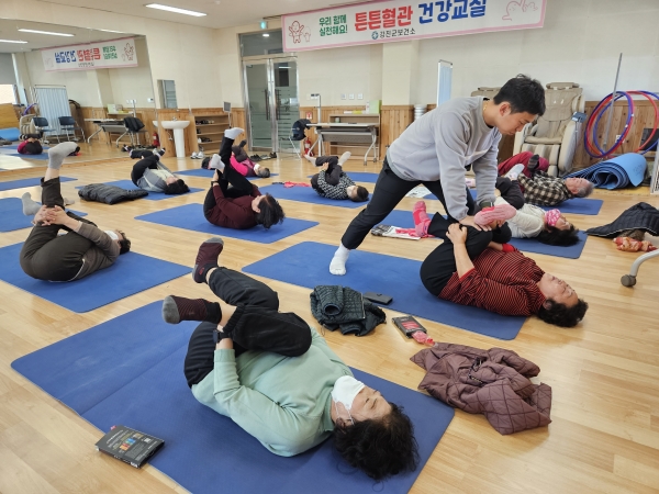 ▲보건소 ‘튼튼혈관 건강교실’에 참여한 어르신들이 물리치료사에게 근력강화운동 수업을 받고 있다.(사진제공=강진군)