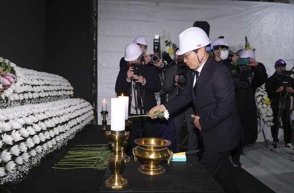 ▲강기정 광주광역시장이 11일 오전 서구 화정동 현대산업개발 아이파크 아파트 신축공사 붕괴사고 2주기 추모식에 참석해 헌화를 하고 있다.(사진제공=광주광역시)