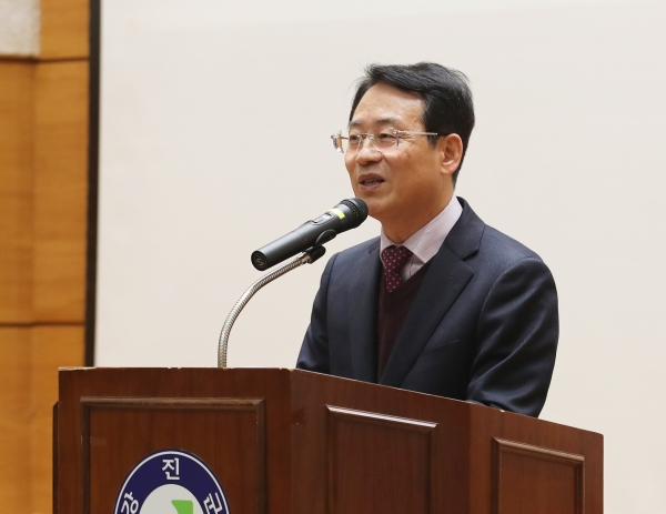 ▲강진원 강진군수가 지난 9일 농업기술센터에서 올해 농림축수산분야 지원사업에 대해 설명하고 있다.(사진제공=강진군)