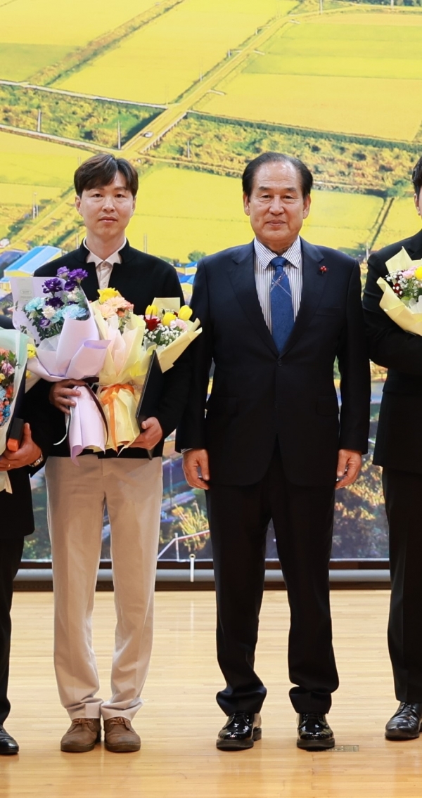 ▲진도군 서진도농협에서 근무하는 고귀주 계장이 지역사회 안전문화 의식 확산에 기여한 공로를 인정받아 행정안전부장관 표창을 수상했다.(사진제공=진도군)