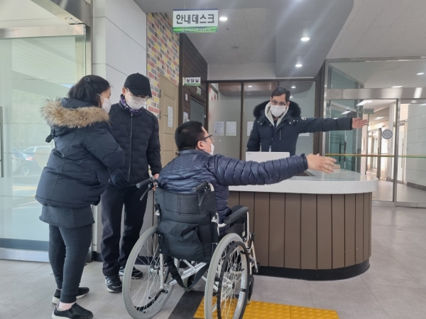 ▲장애인복지관 안내데스크(사진제공=전라남도)