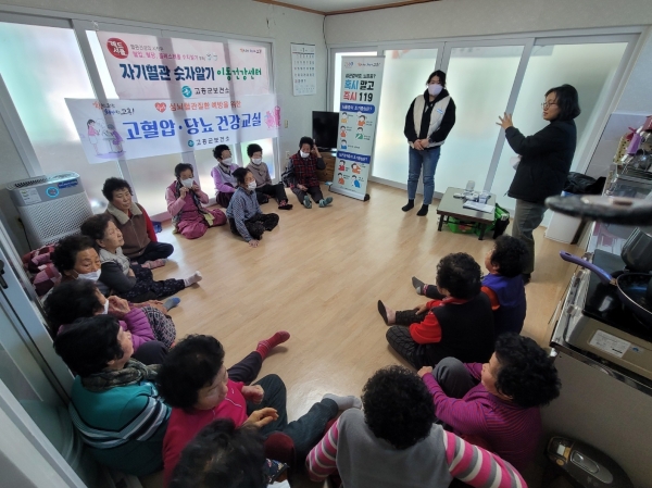 ▲고흥군은 지난 16일 농한기 찾아가는 ‘고혈압·당뇨 건강교실’을 운영하고 있다.(사진제공=고흥군)