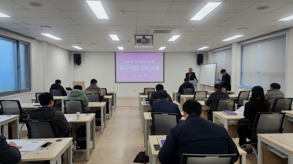 ▲지난 19일 신안군 전산교육장에서 고경남 세계유산과장이 청소행정 공무원 직무역량 강화교육을 하고 있다.(사진제공=신안군)