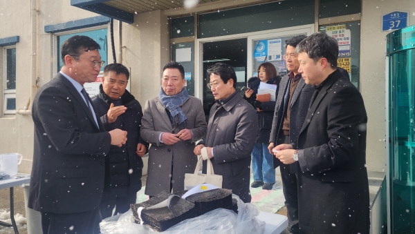 ▲전남도는 23일 국내 최대 물김 위판장인 진도 의신면 접도 수품항에서 ‘김 활성처리제 현장보고회’를 열었다.(사진제공=전라남도)