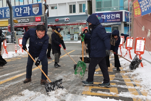 ▲무안읍 시가지 일원에서 간부공무원과 함께 제설 작업중인 김산 무안군수(사진제공=무안군))