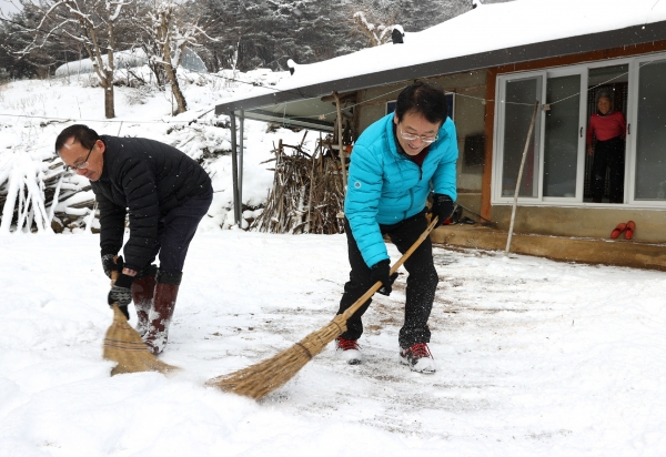 ▲강진원 강진군수가 24일 오전 강진군 옴천면 월곡리 신월마을 임장임 할머니집을 찾아 앞마당과 진입로의 눈을 치웠다.(사진제공=강진군)