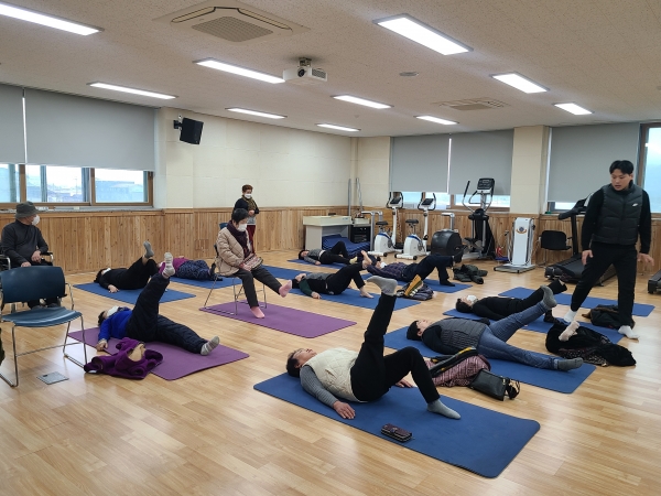 ▲ 지난 18일 희망두드림재활교실에 참석한 장애인들이 근력운동을 하고 있다.(사진제공=강진군)