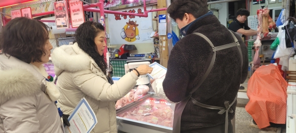 ▲목포시가 설을 앞두고 물가안정을 꾀하기 위해 가격표시제를 안내하고 있다.(사진제공=목포시)