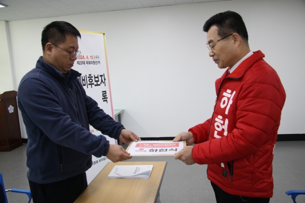 ▲하헌식 국민의힘 전 위원장이 30일 오전 광주서구선관위에 예비후보 등록을 하고 있다(사진=김필수 기자)