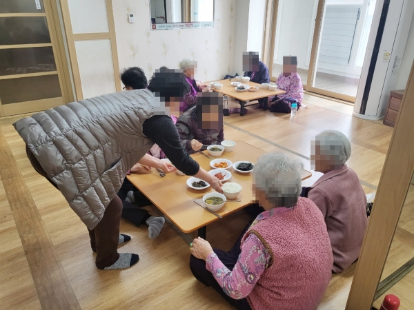 ▲광산구 한 경로당에서 어르신들이 좌식 식탁에서 식사하는 모습.(사진제공=광산구)