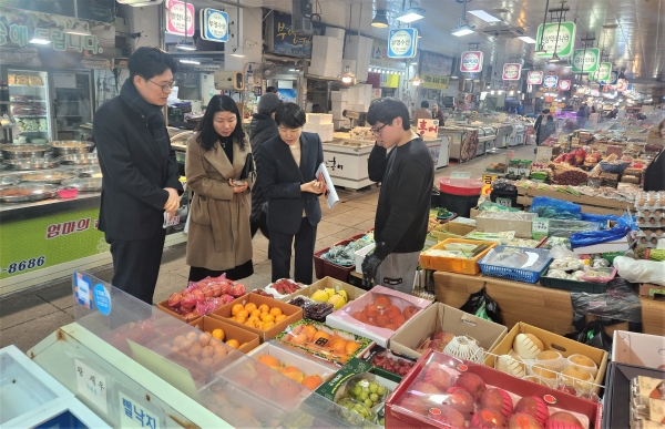 ▲전남도는 행안부·목포시와 설 앞 물가안정 현장 점검을 실시하고 있다.(사진제공=전라남도)