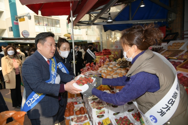 ▲2023년 설 맞이 전통시장 장보기(사진제공=남구)