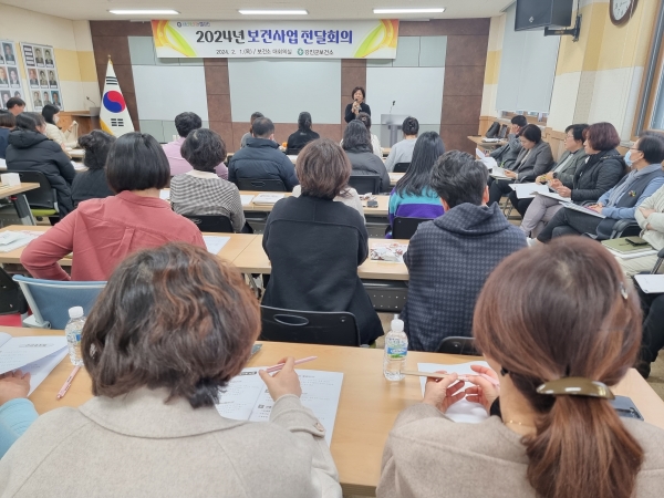 ▲차은순 보건사업과장이 인사말과 함께 올해 사업추진에 관한 당부의 말을 전하고 있다.(사진제공=강진군)