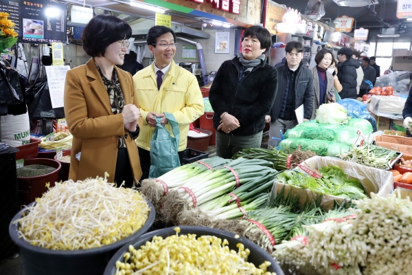 ▲박병규 광산구청장이 지난 1일 월곡시장을 찾아 장을 보며 상인들을 격려했다.(사진제공=광산구)