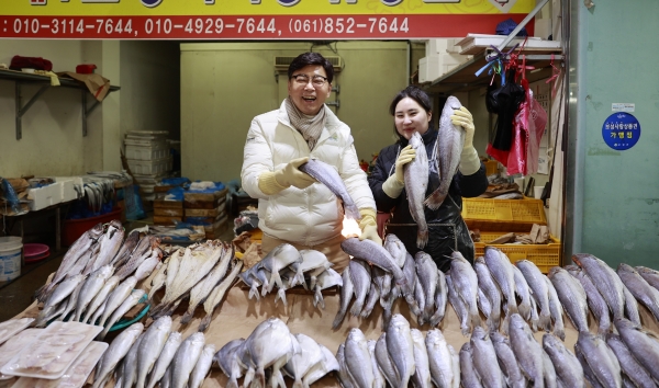 ▲김철우 보성군수가 2일 설 명절을 앞두고 녹차골보성향토시장을 찾아 민생경제를 살피고 있다.(사진제공=보성군)