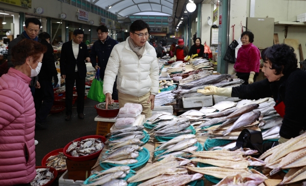 [포토뉴스] 김철우 보성군수, 전통시장 장보기 나서