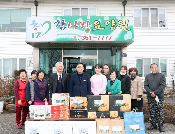 ▲영광군은 설을 맞이하여 관내 사회복지시설과 어려운 이웃을 방문, 위문품을 전달했다.(사진제공=영광군)