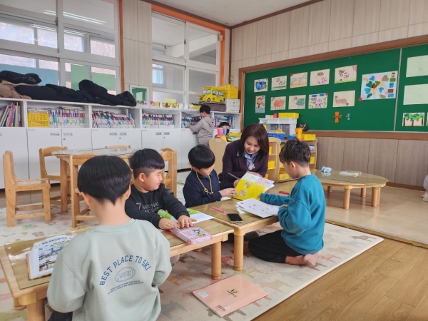 ▲김여선 전남교육청 정책국장이 방학중 돌봄교실 현장을 살피고 있다.(사진제공=전라남도교육청)