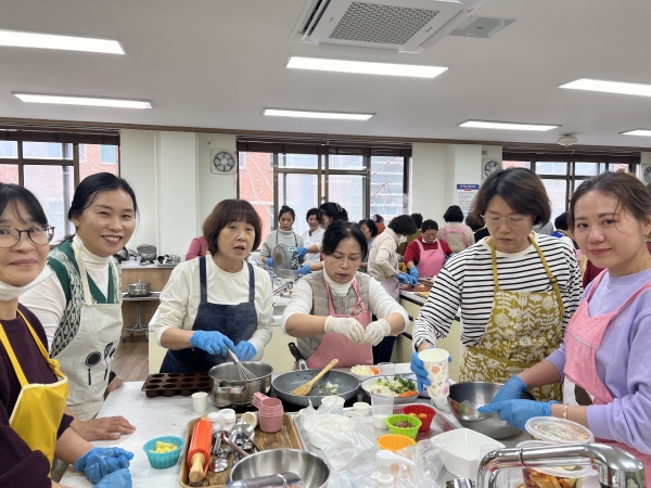 ▲학교급식 관계자들이 지난 1월 29일부터 2월2일까지 목포대에서 열린 ‘조리 아카데미’에서 저탄소 급식 활성화를 위한 조리 실습을 하고 있다.(사진제공=전라남도교육청)