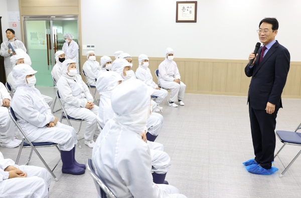 ▲강진원 강진군수가 설 명절을 앞두고 외국인근로자들이 종사하는 ㈜예원과 노인복지센터, 강진 효 요양병원, 칠량 행복한 집 등에 위로 방문했다.(사진제공=강진군)