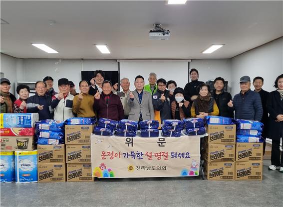 ▲김인정 의원(더불어민주당ㆍ진도)은 5일 2024년 새해 설을 맞아 진도군 소재 신진노인복지센터와 서경노인복지관을 방문해 명절 물품을 전달했다.(사진제공=전라남도의회)