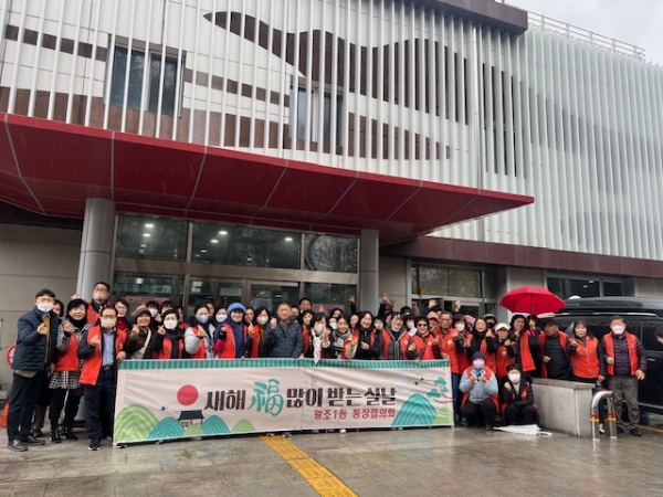 ▲순천시 왕조1동(동장 정학규)은 6일 왕조1동통장협의회(회장 박진숙)가 ‘설맞이 대청소’를 추진했다.(사진제공=순천시)