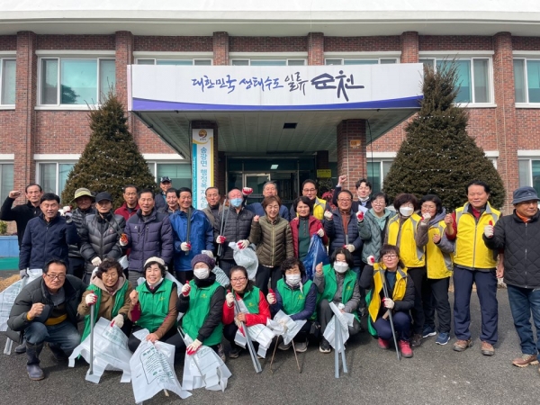 ▲순천시 송광면(면장 이선화)은 지난 2일, 송광면 관내 직능단체와 설맞이 대청소를 실시했다.(사진제공=순천시)