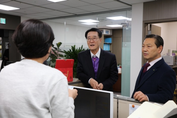▲지난 4일 박우량 신안군수와 조재구 대한민국 시장군수구청장협의회장과 함께 국회를 방문하여 고향사랑기부금 법률 개정안이 통과될 수 있도록 설명하고 있다.(사진제공=신안군)