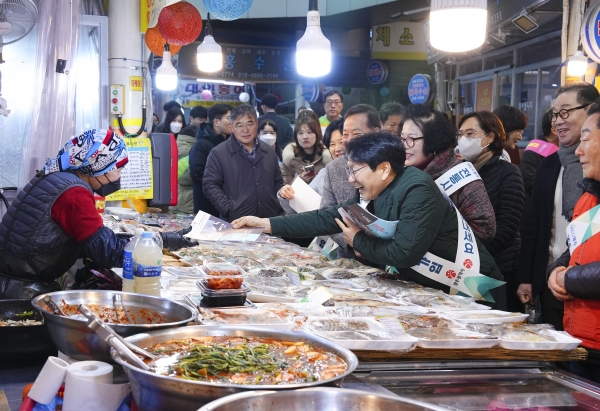 ▲강기정 광주광역시장이 설 명절을 앞두고 6일 오전 동구 대인시장을 방문해 상인들을 격려하며 전통시장 화재공제 가입 캠페인을 벌이고 있다.(사진제공=광주광역시)