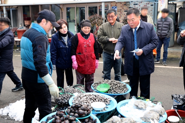 ▲일로전통시장에서 설맞이 장보기를 하고 있는 김산 무안군수(사진제공=무안군)