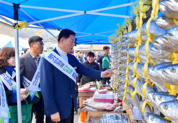 ▲장성군이 설 명절을 앞두고 전통시장 장보기 행사를 열었다.(사진제공=장성군)