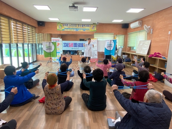 ▲무안군이 경로당 이용 어르신을 대상으로 실시하는 ‘효사랑 맞춤형 순회 의료서비스’가 큰 호응을 얻고 있다.(사진제공=무안군)