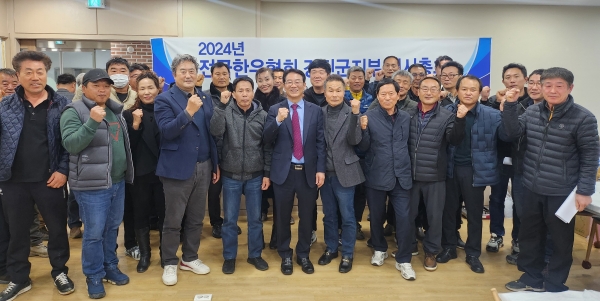 ▲강진원 강진군수가 최근 강진군 한우협회 연시총회에 참석한 뒤 주요 임원들과 파이팅을 외치고 있다.(사진제공=강진군)